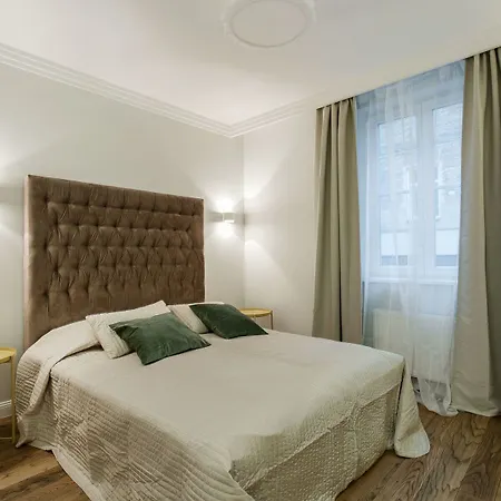 Private Apartment *